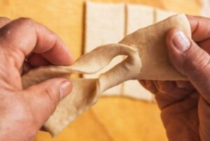 Pass the dough through the cut Pass the dough through the cut