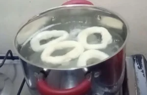 Boiling chonchinas doughts Chonchinas rings floating in a large pot of boiling water, a key step in the traditional double-cooking process.