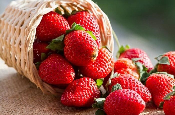 Fresh strawberries to garnish