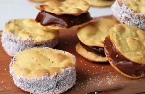 Filled chilenitos Traditional Chilean alfajores made with three layers of hojarasca pastry and dulce de leche coated with crumbs.
