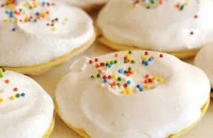 Chilean Príncipes or tacitas sweets filled with raspberry jam and topped with a dome of meringue.