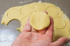 alfajores layers Kneading the smooth and homogeneous dough for Chilean hojarascas on a floured surface.