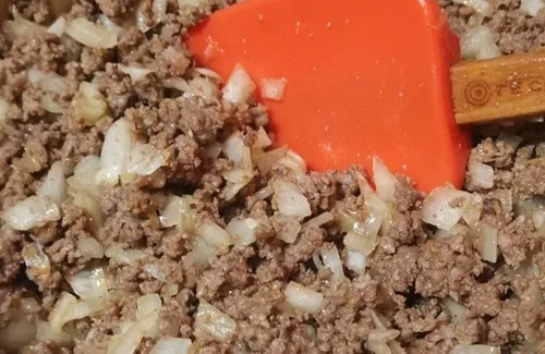 Beef Fill The "pino" filling made of sautéed onions, ground beef, and traditional Chilean spices like cumin and paprika.