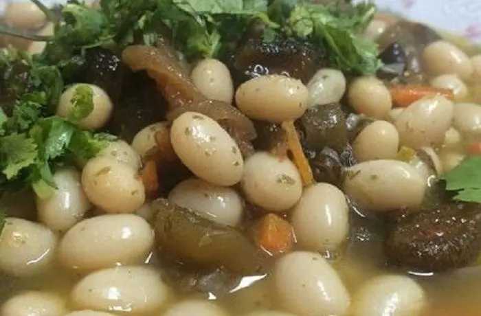 Beans with Seaweed Chilean Recipe (Porotos con Cochayuyo)