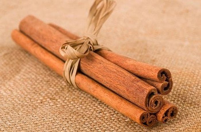 Step 1 — Cinnamon sticks boiled with sugar and water for 15 minutes to extract their full aroma Whole rough cinnamon sticks ready to be boiled with sugar and water to make the base syrup for Chilean canelita mistela