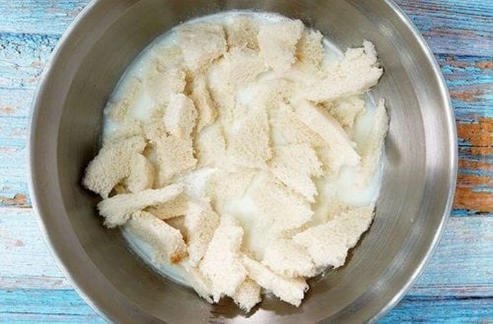 Step 1 — Soaked bread base for Chupe de Jaiba Soaked bread base for Chilean Chupe de Jaiba — bread slices soaking in milk and cream