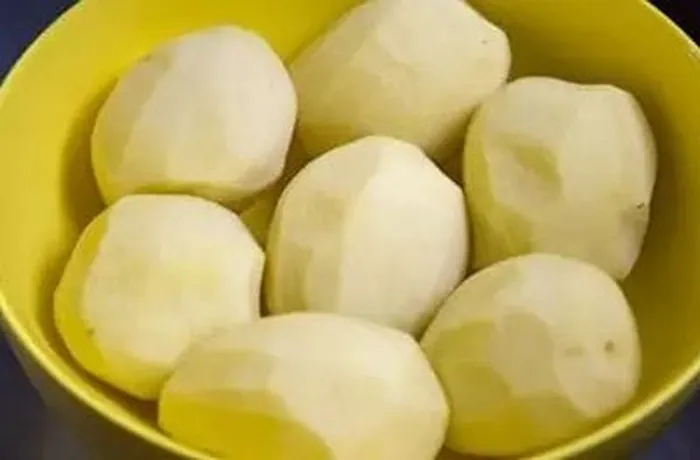 Peeled potatoes served alongside Chilean San Juan estofado