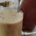 Chilean apple chicha with toasted flour (chicha de manzana con harina tostada) in a tall glass