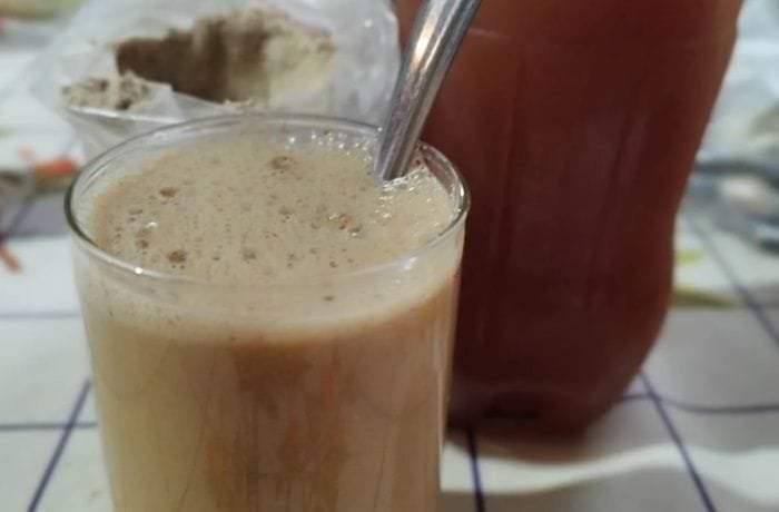 Chilean apple chicha with toasted flour (chicha de manzana con harina tostada) in a tall glass