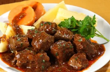 Chilean Aymara watia (huatia) — traditional Andean beef and potato stew with orange juice marinade