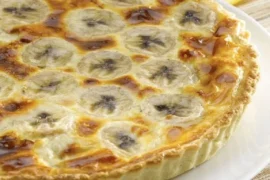 Chilean banana kuchen (kuchen de platano) — homemade tart with ripe banana slices and pastry cream on a butter shortcrust base, southern Chile style