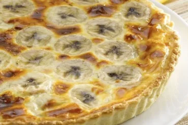 Chilean banana kuchen (kuchen de platano) — homemade tart with ripe banana slices and pastry cream on a butter shortcrust base, southern Chile style
