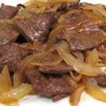 Chilean panitas de vacuno — beef liver with caramelized onions, served hot as a traditional Chilean main dish