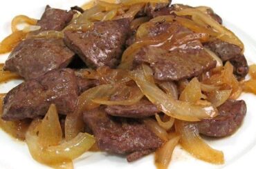 Chilean panitas de vacuno — beef liver with caramelized onions, served hot as a traditional Chilean main dish
