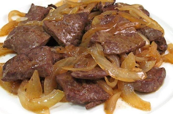 Chilean panitas de vacuno — beef liver with caramelized onions, served hot as a traditional Chilean main dish