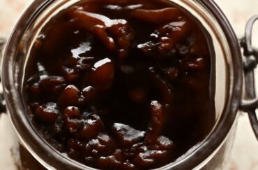 Glass jar of Chilean cochayuyo seaweed jam with visible seaweed pieces and amber color