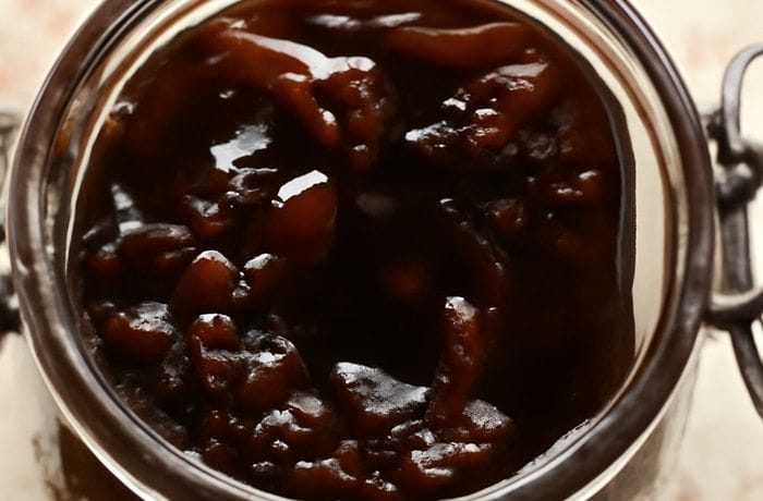 Glass jar of Chilean cochayuyo seaweed jam with visible seaweed pieces and amber color