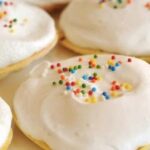 Chilean meringue cups (tacitas de merengue) with golden-tipped Italian meringue on pastry shells