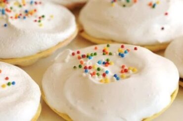 Chilean meringue cups (tacitas de merengue) with golden-tipped Italian meringue on pastry shells