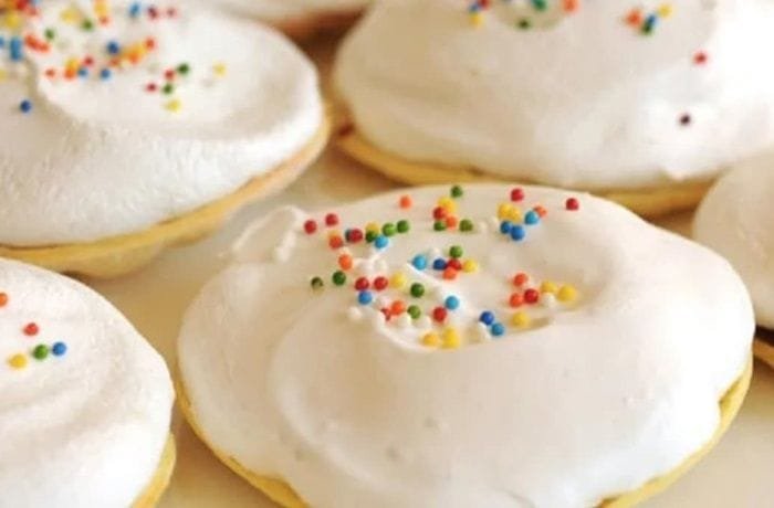 Chilean meringue cups (tacitas de merengue) with golden-tipped Italian meringue on pastry shells
