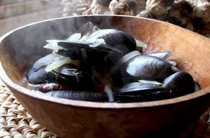 Chilean steamed mussels (choritos al vapor) with longaniza sausage and white wine broth