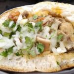 Chilean tripe sandwich with green sauce — sándwich de guatitas con salsa verde