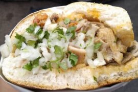 Chilean tripe sandwich with green sauce — sándwich de guatitas con salsa verde