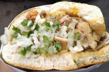 Chilean tripe sandwich with green sauce — sándwich de guatitas con salsa verde