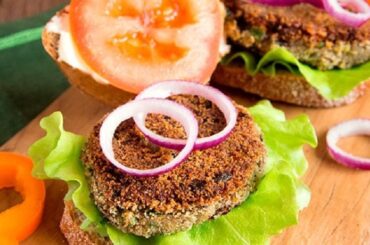 Chilean cochayuyo seaweed burgers served on whole wheat bread with lettuce and tomato