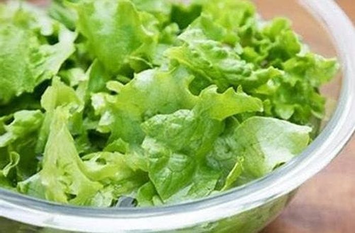 fresh lettuce leaves for assembling the Chilean cochayuyo seaweed burgers