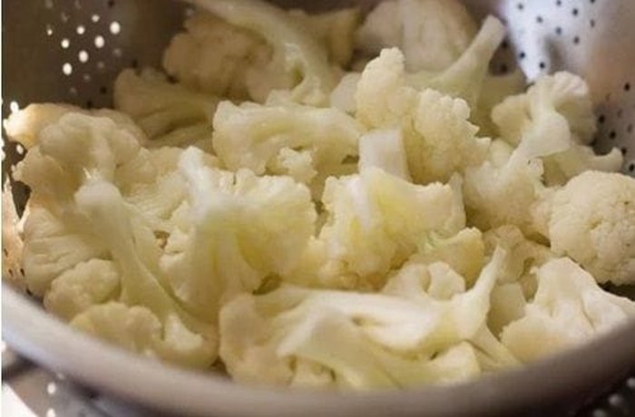 Boiled cauliflower florets for the tortilla
