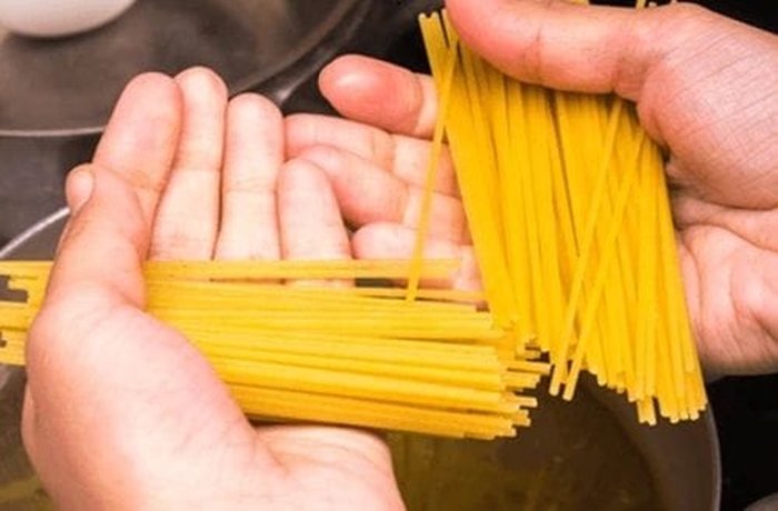 Broken or short-cut noodle pasta, ideal for menestron soup.