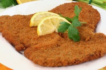 Chilean fried beef escalopa, breaded thin beef cutlet served hot