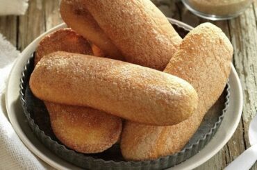 Chilean galletas de champana, the ladyfinger biscuits used to layer the cake