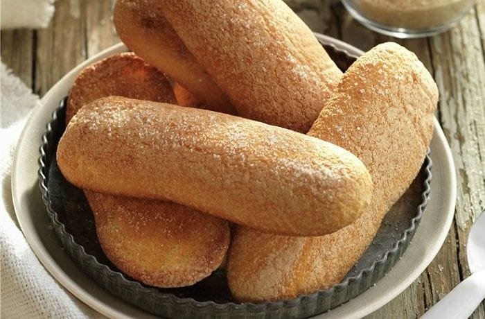 Chilean galletas de champana, the ladyfinger biscuits used to layer the cake