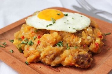 Chilean cochayuyo charquican, a seaweed and vegetable mash with a fried egg