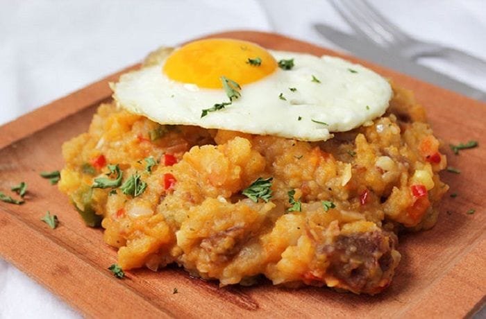 Chilean cochayuyo charquican, a seaweed and vegetable mash with a fried egg
