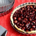 Chilean digüeñes and red wine tart, a spring dessert with a dark filling