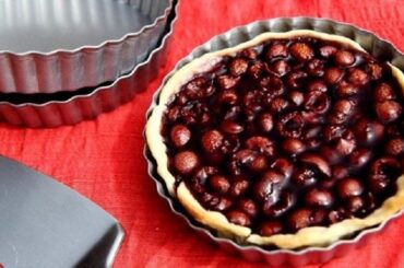 Chilean digüeñes and red wine tart, a spring dessert with a dark filling