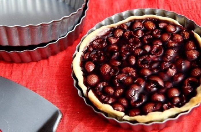 Chilean digüeñes and red wine tart, a spring dessert with a dark filling
