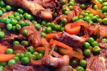 Chilean lamb and pea stew, served hot in a clay dish.