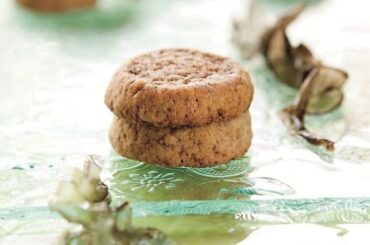 Round Chilean butter cookies made with luche seaweed
