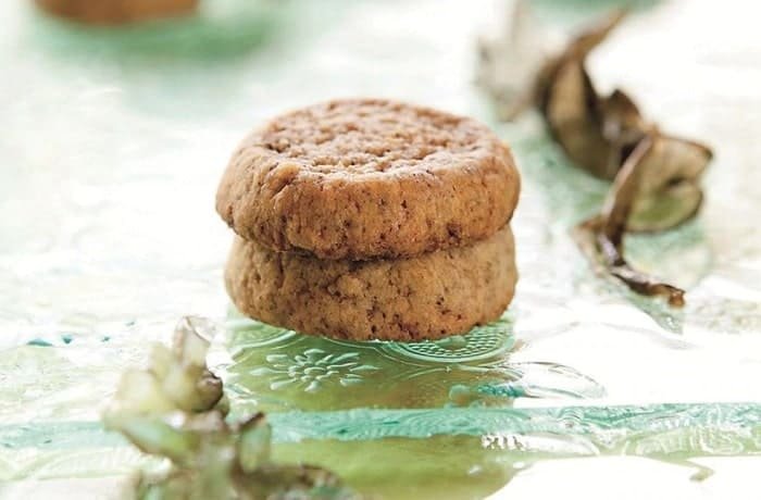 Round Chilean butter cookies made with luche seaweed