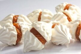 Chilean merenguitos, small crisp meringues sandwiched with manjar