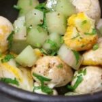 Fresh Chilean nalca and digüeñes salad with onion and cilantro in a glass bowl.