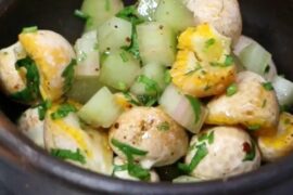 Fresh Chilean nalca and digüeñes salad with onion and cilantro in a glass bowl.
