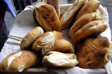 Chilean pan minero de Lota, kneaded bread with a golden crisp crust, served in a basket
