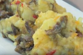 Papas con luche: rustic mashed potatoes cooked with luche seaweed (Pyropia columbina) and a vegetable saute.