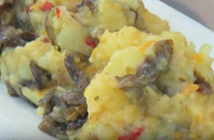 Papas con luche: rustic mashed potatoes cooked with luche seaweed (Pyropia columbina) and a vegetable saute.