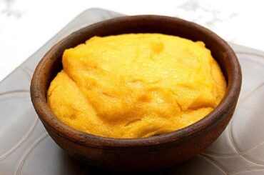 Chilean pastel de chuchoca served in an individual clay dish with a golden top layer.